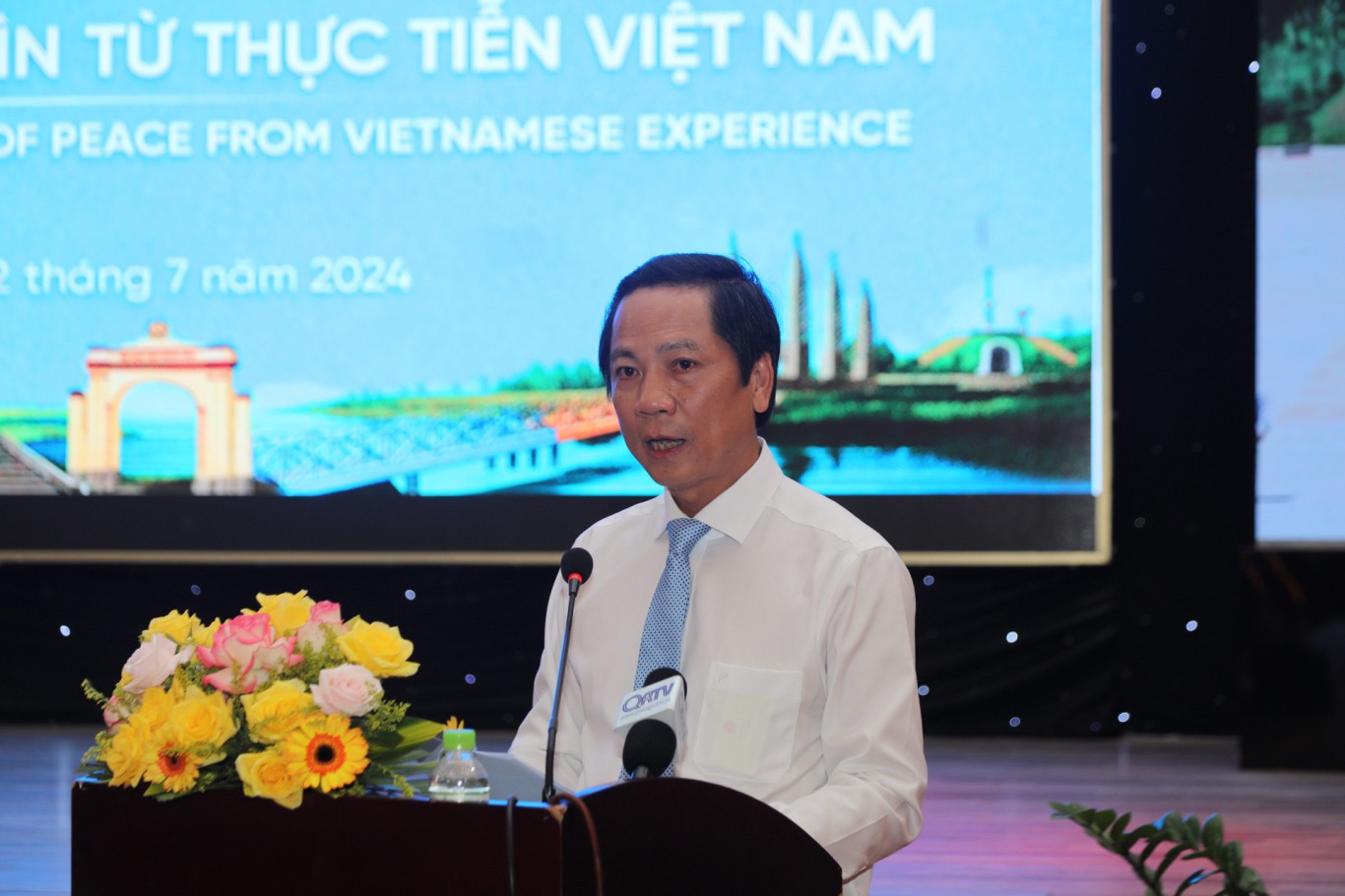 Ph&oacute; Chủ tịch UBND tỉnh Quảng Trị Ho&agrave;ng Nam th&ocirc;ng tin về c&aacute;c hoạt động v&agrave; th&ocirc;ng điệp của Lễ hội V&igrave; H&ograve;a b&igrave;nh được tổ chức tại Quảng Trị - Ảnh: C.N